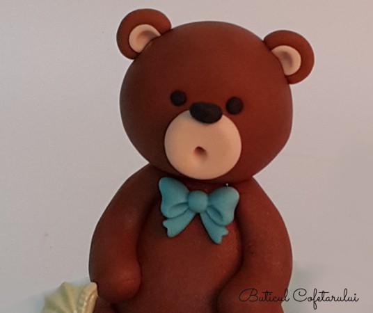 Figurina ursulet cu papion