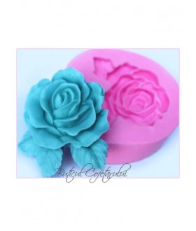 Mulaj floare trandafir cu frunze