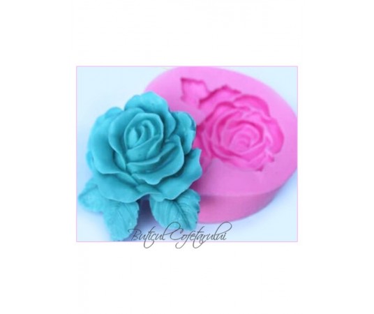 Mulaj floare trandafir cu frunze